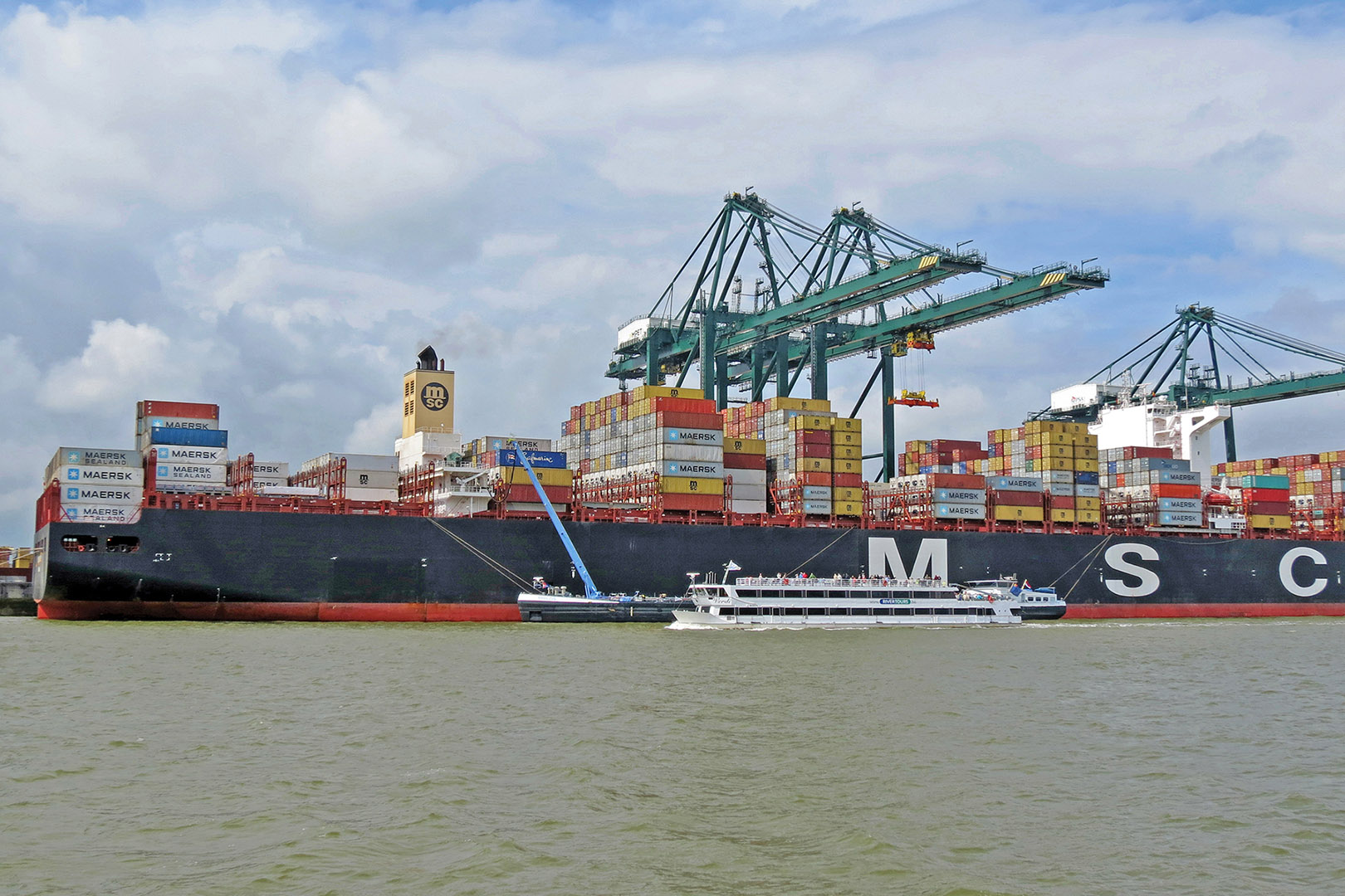 fotoreeks Dagtocht vanuit Temse en Antwerpen naar Lillo, Doel en de drukke containerhavens