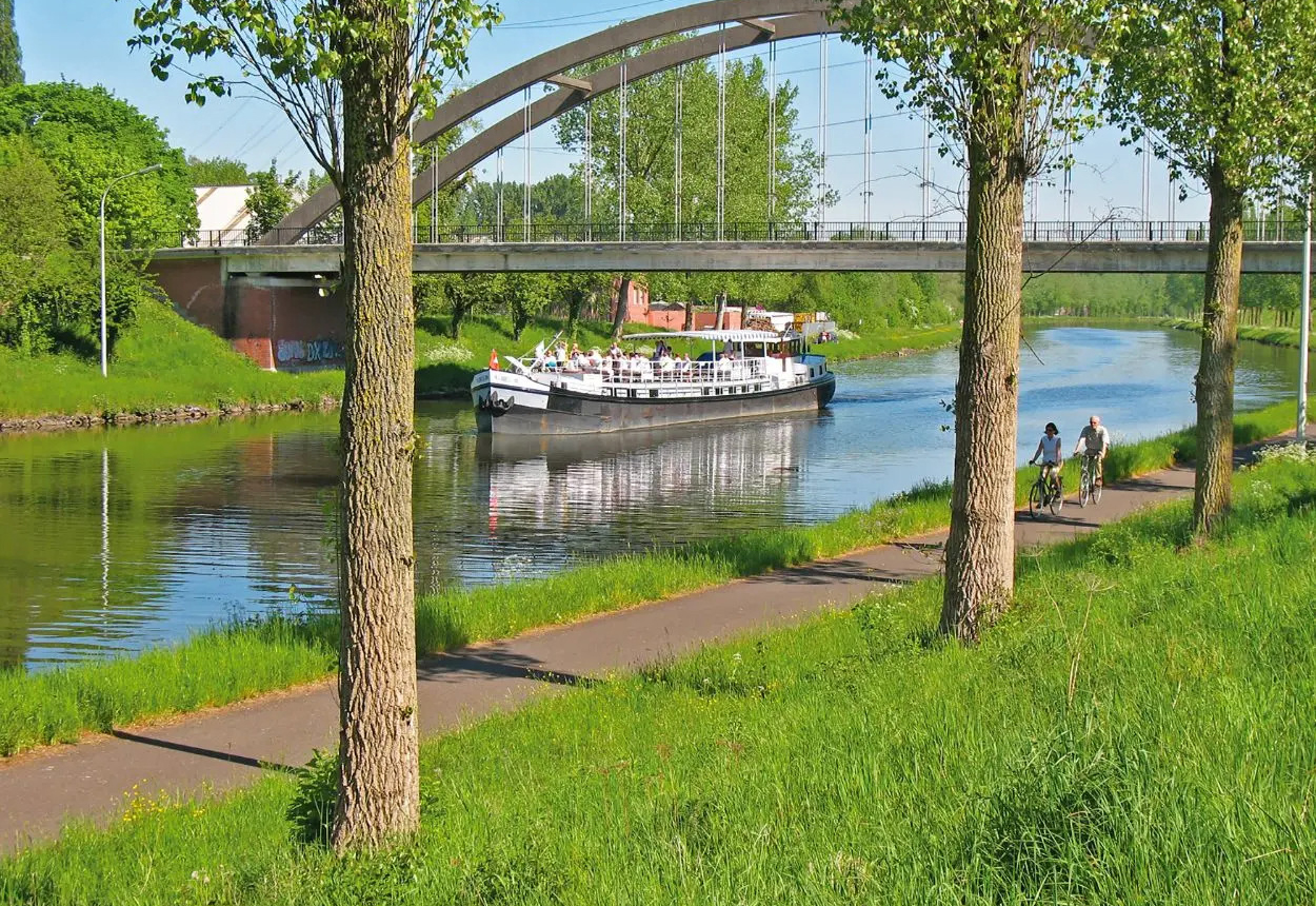 Boat trip from Vilvoorde, straight through Brussels to the inclined plane of Ronquières. A shorter boat trip to or from Halle is also possible!