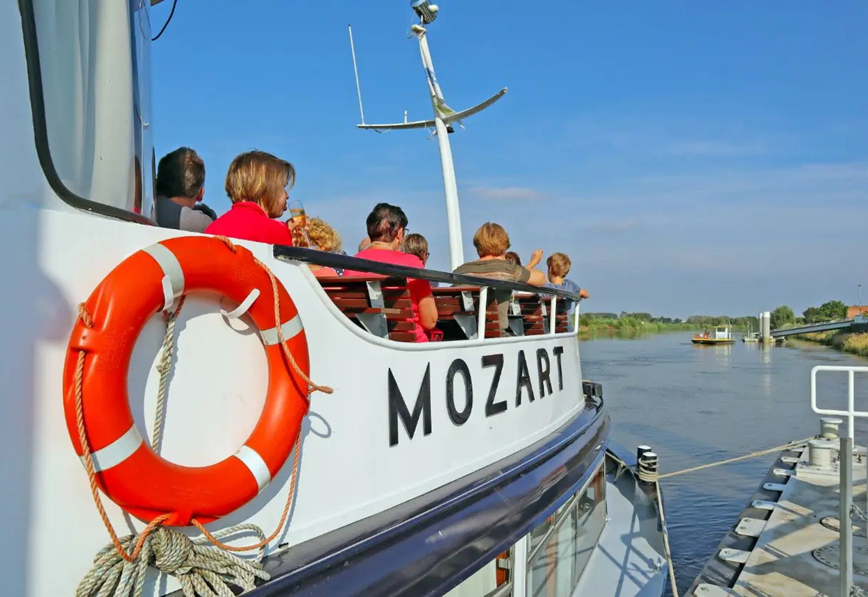 Discover the Scheldeland by boat with visits to Rupelmonde and Sint-Amands, departing from Schellebelle or Dendermonde.