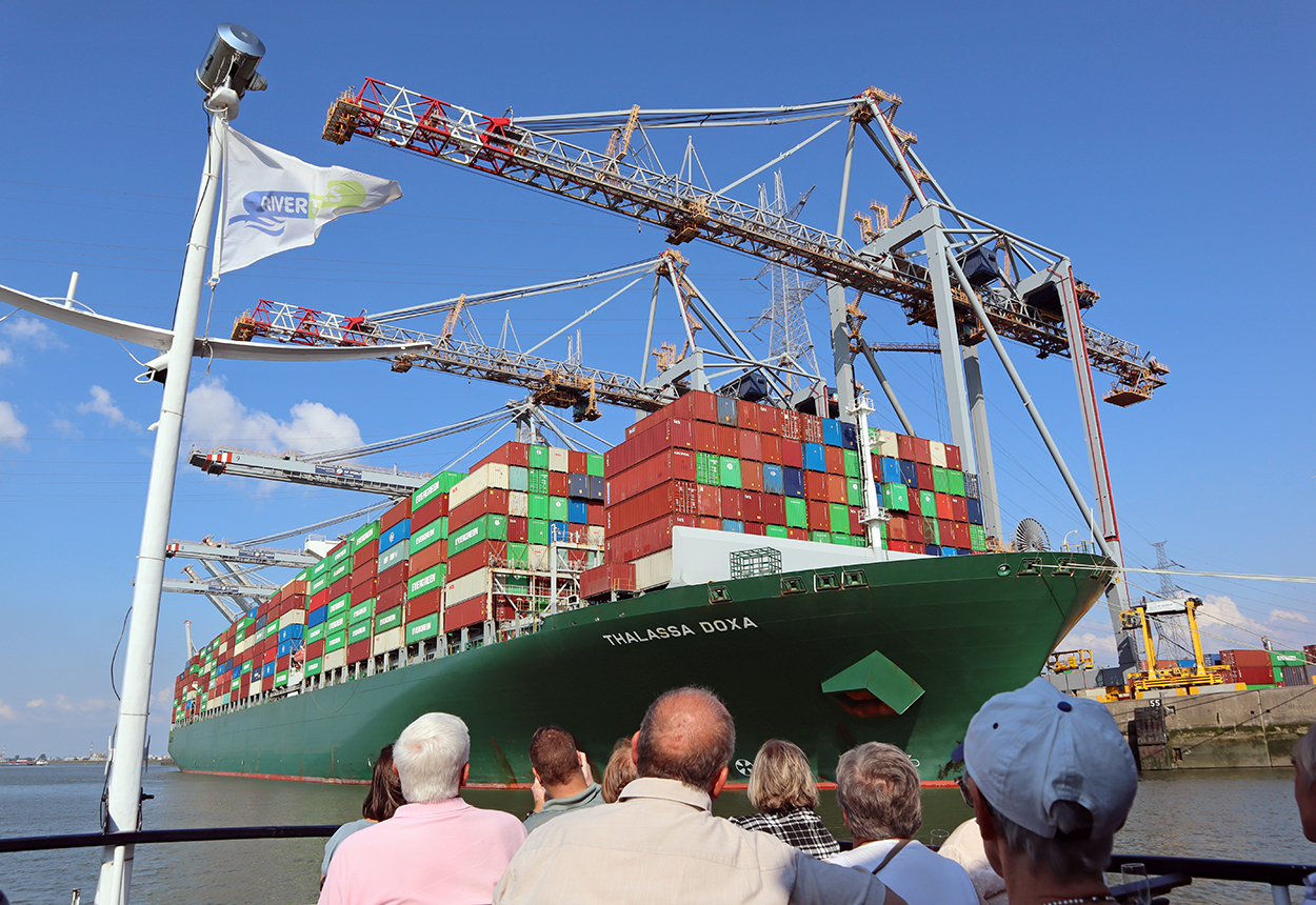 Dagtocht vanuit Temse en Antwerpen naar Lillo, Doel en de drukke containerhavens