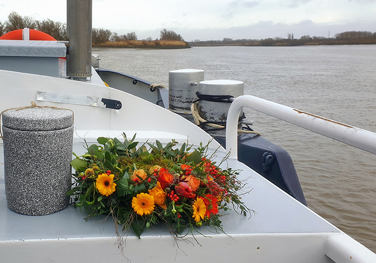 Farewell ceremony on the river Scheldt