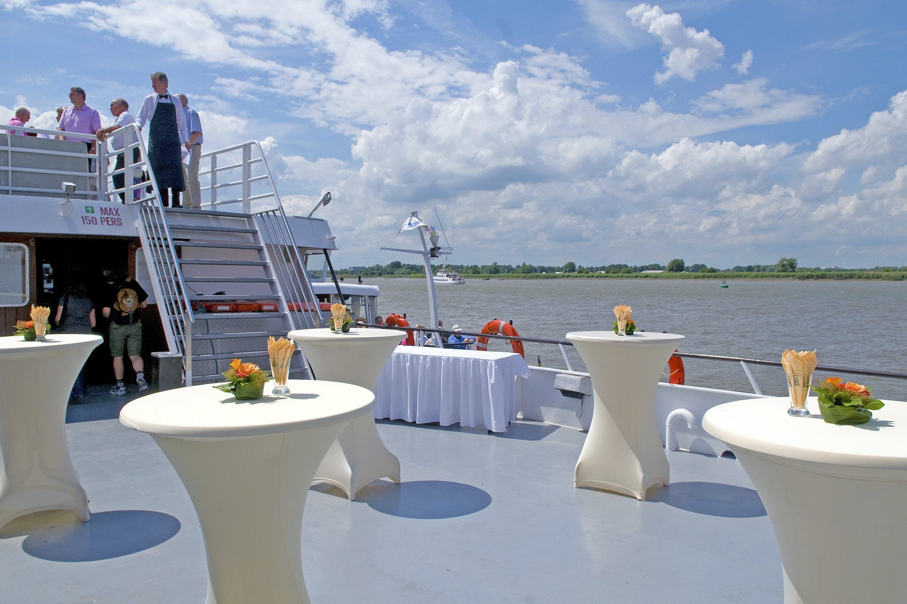 fotoreeks An example: a wedding party on board