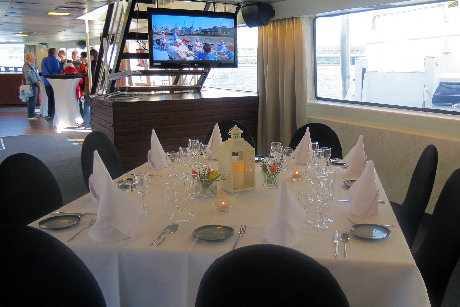 fotoreeks An example: a wedding party on board