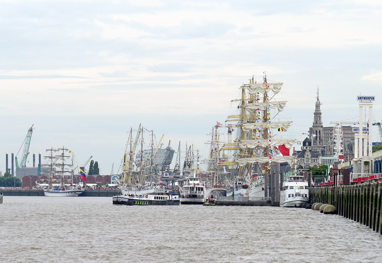 fotoreeks Rondvaart langs de Tall Ships en het Deurganckdok met spectaculair vuurwerk vanop het water