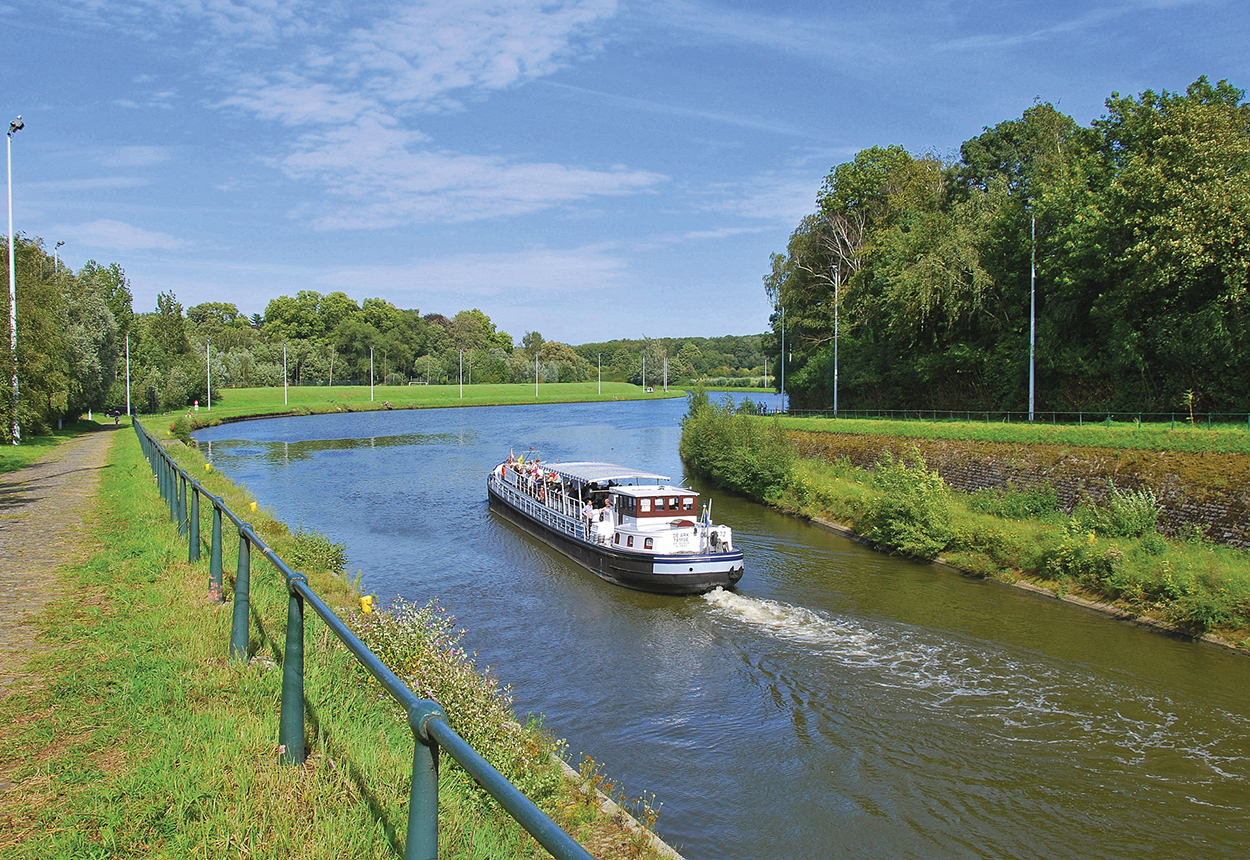 fotoreeks Boat trip from Thieu to Halle, through the boat lift of Strépy-Thieu and over the Inclined Plane of Ronquières.