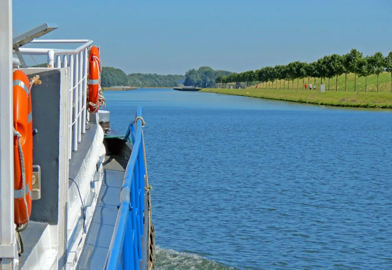 fotoreeks Boat trip from Thieu to Halle, through the boat lift of Strépy-Thieu and over the Inclined Plane of Ronquières.