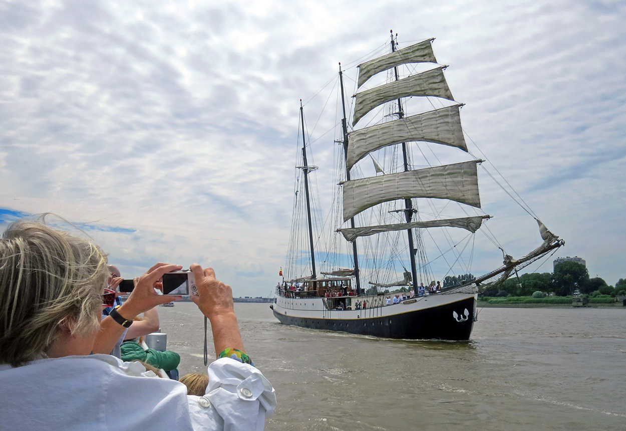 fotoreeks 11/07: Cruise along the city and the 'Tall Ships'', combined with the large container terminals (18.30h-22.30h)