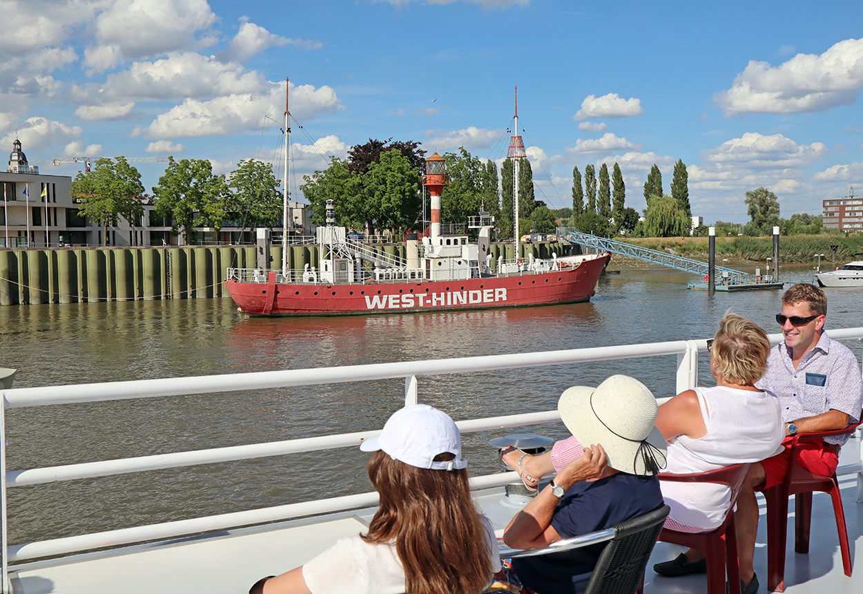fotoreeks Boat trip from Temse to Antwerp and back.