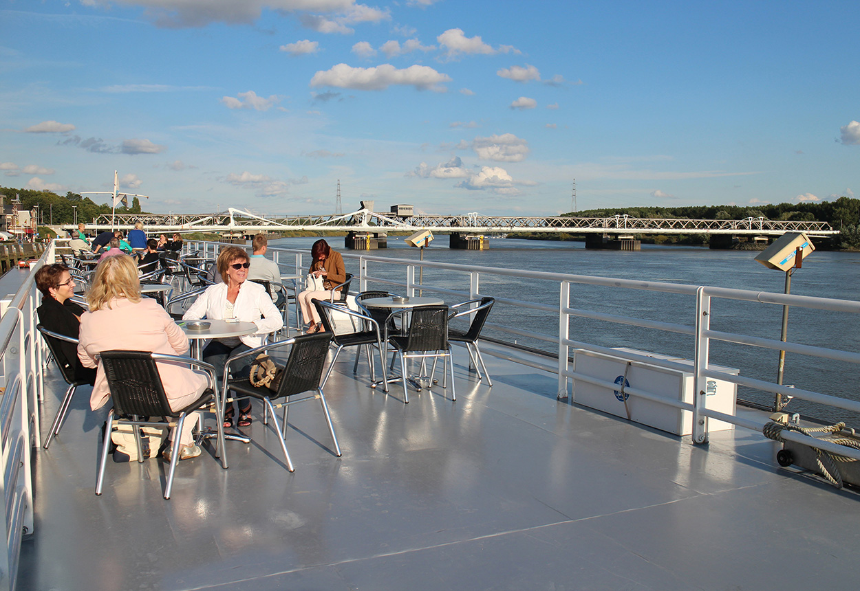 fotoreeks Boat trip from Temse to Antwerp and back.